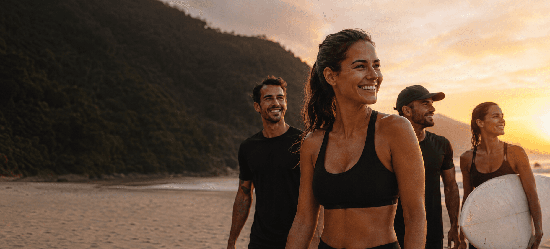 Amigos aproveitando o esporte juntos na praia ao pôr do sol